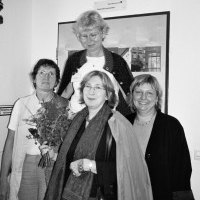 Claudia Gather (oben) hat gerade das neue Schild über "Ihre" Einheit gehäng 