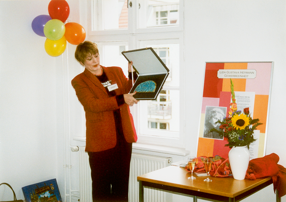 2003: Claudia Neusüß bei den Feierlichkeiten zum Freikauf der ersten Gewerbeeinheit Lida Gustava-Heymann