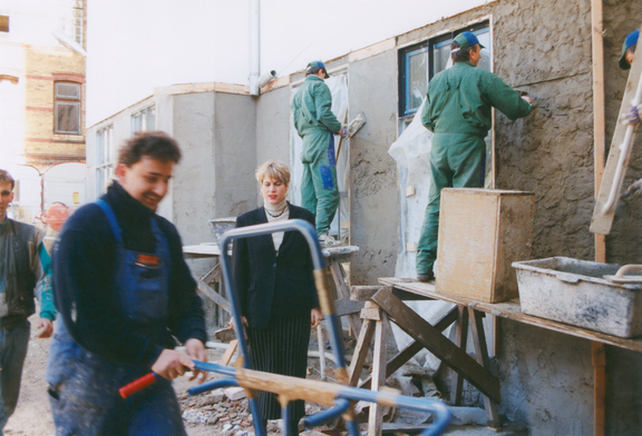 1995: Claudia Neusüß auf der Baustelle