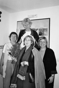 Claudia Gather (oben) hat gerade das neue Schild über "Ihre" Einheit gehäng