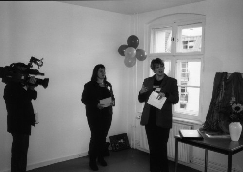 Katja von der Bey (Vorstand) und Claudia Neusüß (Aufsichtsrat) bei der feierlichen Namensgebung der Lida Gustava Heymann Gewerbeeinheit.